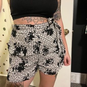 FLORAL FLOWY SHORTS